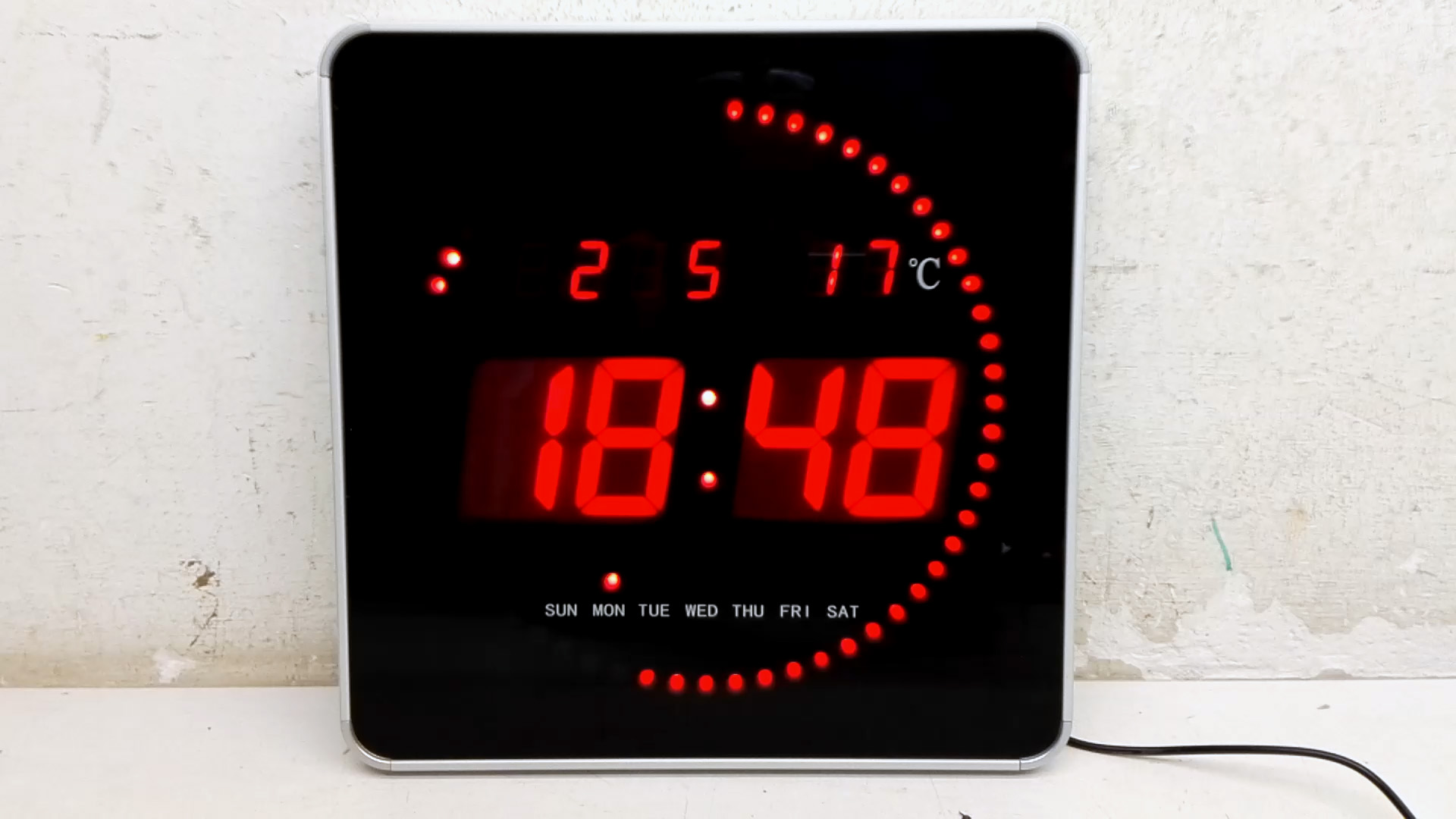 reloj digital calendario segundos girando fecha temperatura 28x28x2.5 (34eu.) 1u